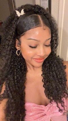 Natural Curl Ponytail, Curly Hoco Hair, Cute Curly Hairstyles For Picture Day, Curly Hairstyles With Accessories, Hairdos For Long Curly Hair, 3c Curly Hair Styles, Easy Curly Hairstyles Natural, Picture Day Hairstyles Curly Hair, Brown Girl Hairstyles