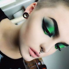 Eye Makeup Glitter, Beauty Rules, Eyeliner Tattoo, Smink Inspiration, Green Makeup, Gothic Makeup