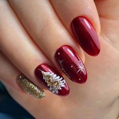 ongles amande rouges nail art sapin paillettes dorées Christmas Nails 2022, Christmas Tree Nail Designs, Simple Christmas Nails, Christmas Tree Nail Art, Blue Christmas Nails, Christmas Nail Colors, Tree Nail Art, Holiday Acrylic Nails, Santa Nails