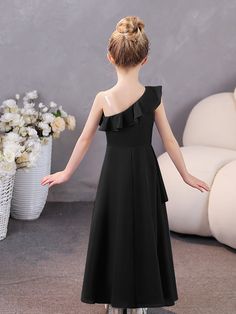 Elevate the elegance of your bridal party with our One Shoulder Ruffles Chiffon Junior Bridesmaid Dresses. Delicate chiffon and romantic ruffle details create a stylish and timeless look. Perfect for a junior bridesmaid, this one-shoulder dress is both modern and classic. Young Wedding, Bridesmaid Dresses Satin, Dress Satin Bridesmaid, Emerald Bridesmaid Dresses, Brides Mom, Junior Bridesmaids, Sequin Bridesmaid, Velvet Bridesmaid Dresses, Sequin Bridesmaid Dresses