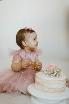 Happy Birthday Decor, Baby Event, First Year Photos, Cake Party, Monthly Photos, Baby Dress Design, Birthday Photography, Baby Birthday