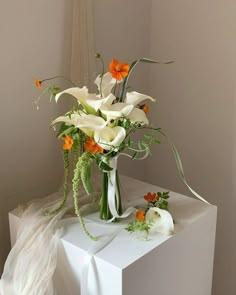 Orange And White Bridal Bouquet, Orange Floral Arrangements, Bridal Bouquet Orange, Orange Wedding Decor, Wedding Flowers Orange, Vase Flower Arrangements, Summer Flower Bouquet, Flower Bouquet Vase, White Flower Arrangements