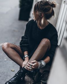 ▷ 1001 + visions inspirantes pour adopter le look rock femme Stil Rock, Baddie Outfit, 2016 Trends, Fishnet Tights, Looks Street Style, Looks Black, Outfit Trends, Fishnet Stockings, Looks Style