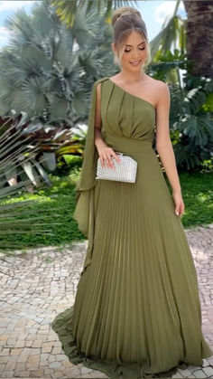 Este lindo vestido é inspiração para achar o vestido que combina com você! Busque o look ideal! Modest Dresses Fashion, Wedding Guest Outfit Summer Casual, Bridal Corset, Guest Attire, Glamour Dress, Fashion Design Dress, Designer Dresses Casual, Flowing Dresses, فستان سهرة