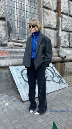 London Punk 1970s, Parisian Style Outfit Winter, Streetstyle Fall 2024, Track Jacket Outfit, Leather Trousers Outfit, Stylish Fall Outfits, Europe Fashion, Men Fashion Casual Outfits, Street Style Inspiration