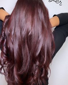 Mahogany hair color is timeless and suitable for every occasion. Check out 19 styles, including copper, auburn, and chocolate cherry mahogany hair color. Click the article link for more photos and inspiration like this // #auburnmahoganyhaircolor #brownmahoganyhaircolor #coppermahoganyhaircolor #mahoganybrownhaircolor #mahoganycolorhair #mahoganyhair #mahoganyhaircolor Mahogany Hair Color Formula, Mahogany Copper Brown Hair Color, Mahagoni Hair Color, Mahagony Hair Color, Dark Mahogany Hair, Plum Red Hair, Raspberry Hair Color, Mahogany Brown Hair Color, Mahogany Hair Color