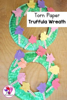 a paper plate wreath made to look like the letter g with cut out stars on it