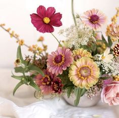 Fall inspired cosmos and zinnia floral arrangement with queen lime blush zinnias Cosmo Flower Arrangement, Cosmos Flower Arrangement, Zinnia Centerpieces, Zinnia Arrangements Floral Design, Zinnias Wedding, Cosmos Arrangement, Fall Zinnia Bouquet, Zinnia Flower Arrangements, Cosmo Bouquet