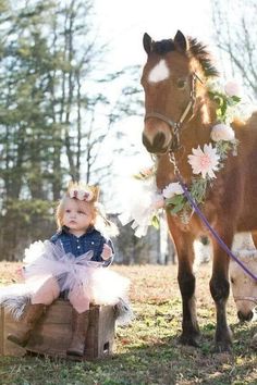 Horn Costume, Country Baby Girl, 6 Month Baby Picture Ideas, Crown Drawing, White Flower Crown, Unicorn Photos, Unicorn Pictures, Horse Birthday