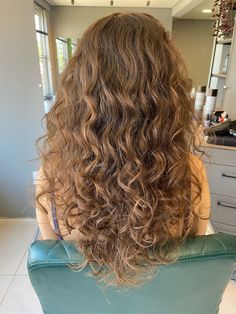 Feathered Layers Long Hair Curly, Layered Wavy Haircuts Natural Curls, Permed Wavy Hair, Long Curly Hair Cuts With Layers Natural Curls, Long Wavy Hair Cuts With Layers, Wavy Hair Highlights, Naturally Wavy Hair Cuts, Long Curly Haircuts, Natural Curly Hair Cuts