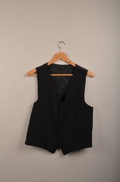 vintage 90s black spencer in great vintage condition without stains or holes. Size: Not available (see measurements) measurements: - Chest(armpit to armpit: 50cm(19.6") - Length from the backside(Center bottom of the collar to center bottom of the garment): 34cm(13.3") - Shoulder(shoulder to shoulder seam): 55cm(21.6") NOTE: Due to the age, clothing/items can shrink or it may be that the sizing from that time the item was made in, is not the same as the sizing in modern clothing and current size Cheap 90s Style Vest, Black Cotton Vest For Work, Classic Black Cotton Sweater Vest, Black Tank Top Vest For Workwear, Classic Black Sweater Vest For Winter, Black Fitted Sweater Vest, Classic Fitted Black Sweater Vest, Fitted Black Classic Sweater Vest, Black Fitted Classic Sweater Vest