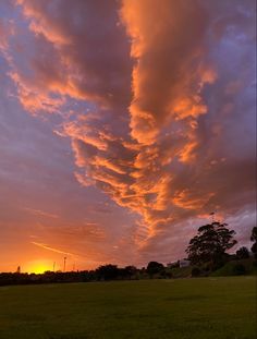 Beautiful cloud sunset Sunrises Aesthetic, Pretty Sky Pictures, Pretty Sunrise, Sunrise Park, Travel Malta, Unreal Unearth, Sunrise Clouds, Country Sunset