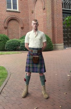 Kilt Outfit Men, Kilt Men Fashion, Kilt Fashion, Kilt Men, Kilted Men, Le Kilt, Celtic Clothing, Men Wearing Skirts