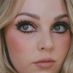 #60s #makeup #makeupideas #makeupinspo #aesthetic #eyeliner #brows #lipstick #easymakeup #tiktokmakeup Authentic 60s Makeup, Casual 60s Makeup, 1960 Makeup Look, Subtle 60s Makeup, 60s Glam Makeup, 60s Mod Makeup Hooded Eyes, 60s Eye Makeup Hooded Eyes, Mod Makeup 60s, 60s Makeup Hooded Eyes