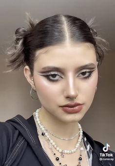 Cool Black Makeup, Rennisance Faire Makeup, Villain Makeup Aesthetic, Dark Make Up Looks, Dark Rave Makeup, Simple Dark Eye Makeup, Runscay Makeup, Rock Chic Makeup, Rock Makeup Looks