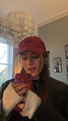 Red Hat Outfit Baseball, Red Ball Cap Outfit, Red Cap Aesthetic, Maroon Hat Outfit, Burgundy Cap Outfit, Vintage Cap For Fall, Burgundy Baseball Hat Outfit, Ballcap Outfits Women, Red Baseball Cap Outfit