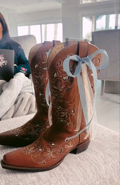 cute blue, white, and gold ribbon on my fav boots! concert, country, morgan wallen texas south southern boots cowgirl cowboy western cute stylish girl teen teenager teenage aesthetic barn ranch countryside vibes Teenage Aesthetic, Cute Cowgirl Boots, Boots Cowgirl, Cowgirl Aesthetic, Cowgirl Cowboy, Western Aesthetic, Morgan Wallen, Taylor Swift Outfits