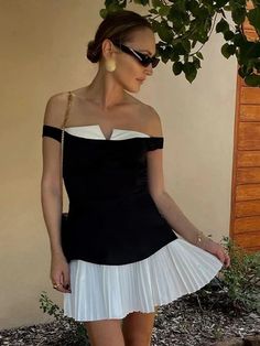 Contrast Color Folds Mini Dress For Women Slim Fit Off-Shoulder Sexy Dress Plunge Elegant Sleeveless How To Fold Sleeves, Sleeveless Short Dress, Mini Dress Fashion, Pleated Mini Dress, Mini Dresses For Women, Dresses 2024, Style Noir, Elegant Chic, Slim Dresses