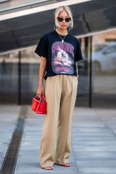 It girls - Calça alfaiataria - Calça alfaiataria - Outono - Street Style Italian Street Style, Rihanna Street Style, September Outfits, Copenhagen Fashion Week Street Style, European Street Style, Street Tacos, Nyc Street Style, Graphic Tee Outfits, Tan Pants