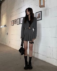 Jisoo Style, Grunge Ideas, Outfit School, Pose Fotografi, Female Style, Kawaii Fashion Outfits, Mode Inspo, Kpop Fashion Outfits, 가을 패션