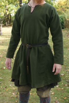 Hand sewn wollen tunic by Henrik Nordholm  https://www.facebook.com/pages/Henrik-Nordholm/254634504677319 Anglo Saxon Clothing, Norse Clothing, Mens Garb, Medieval Tunic, Viking Garb, Medieval Garb, Viking Dress, Medieval Clothes, Viking Men