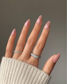 30+ Cute Engagement Nail Ideas Perfect For Celebrating; sparkle nails! This includes engagement nails, engagement nails ideas simple, engagement nails almond, engagement nail art, engagement nails acrylic, engagement nails ideas acrylic, engagement nails square & more! This also includes engagement nail ideas summer, engagement nail ideas spring, engagement nails acrylic simple, white nails ideas, engagement nail designs, rose gold nails and more! #engagementnails #engagementnailsideas White Chrome Nails, Pale Pink Nails, Chrome Nail Art, December Nails, January Nails, February Nails, Nagel Tips, Festival Nails, New Year's Nails