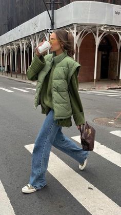 Cool Girl Autumn Outfits, Cool Girl Fall Outfits, Nyc Fall Outfits 2023, Autumn In London Outfits, Dublin Ireland Aesthetic Outfits, Autumn Fits 2023, Gen Z Winter Fashion, Winter European Fashion, Casual Autumn Outfits 2023