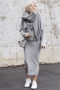 figtny.com | Grey Layers Mode Over 50, Vinter Mode Outfits, Fall Winter Fashion Trends, Sneakers Fashion Outfits, Fashion Trends Winter, Mode Casual, Grey Outfit, Rock Chic