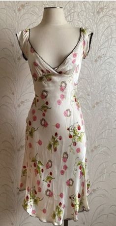 Summer Formal Dresses Midi, Elegant Vintage Dresses Formal, 60s Dresses Aesthetic, Flowy Vintage Dress, Daily Dresses, Floral Vintage Dress, Formal Floral Dress, Different Types Of Tops, 90s Dress Aesthetic