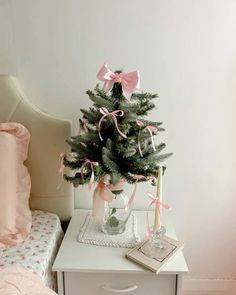 Pink Christmas Bedroom, Christmas Dreaming, Pink Xmas, Pink Christmas Decorations, Christmas Decorations Bedroom, Christmas Room Decor, Christmas Feeling, Christmas Bedroom, Christmas Inspo