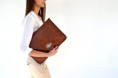 Embrague cuero de Brown / caja del ordenador portátil por AnaKoutsi Elegant Briefcase With Laptop Sleeve, Elegant Leather Briefcase For Gift, Chic Brown Envelope Clutch, Elegant Brown Briefcase As A Gift, Luxury Brown Envelope Clutch, Elegant Brown Clutch With Leather Lining, Chic Brown Clutch With Leather Lining, Formal Brown Envelope Bag, Chic Brown Clutch For Gift