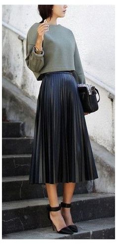 Green Sweater Outfit, Pleated Skirt Fall, Midi Outfits, Olive Clothing, Pullovers Outfit, Leather Pleated Skirt, Rock Outfit