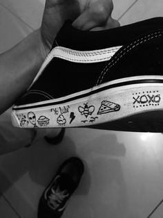 Drawing On Shoes Aesthetic Grunge, Writing On Shoes, Converse Doodles Grunge, Shoe Writing, Shoe Doodles, Vans Writing On Shoes, Writing On Converse Grunge, Converse Art Grunge, Vans Old School Shoes