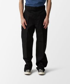 Dickies, a brand with a rich history and a commitment to quality workwear, presents the Double Knee Rec Pants in Fall/Winter 2024. Known for their durability and style, these pants are a must-have for the season. The black color adds a sleek touch to any outfit, while the double knee design provides extra protection and comfort. Perfect for any occasion, from work to casual outings, these pants from the Pantalones Chinos y de Vestir#Básicos category are a versatile addition to your wardrobe. Upg Dickies Double Knee, Dickies Pants, Fall Winter 2024, Bank Card, Look Casual, Winter 2024, Modern Man, Pants Black, Wardrobe Staples