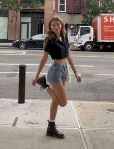 Date Outfits Fancy, High Waisted Relaxed Jeans Outfit, 21st Birthday Outfits Aesthetic, Fall Outfits In Hot Weather, Paint Date Outfit, Shorts With Black Boots, Big Shoes Outfit, Summer Date Outfit Ideas, Cute Warm Weather Outfits