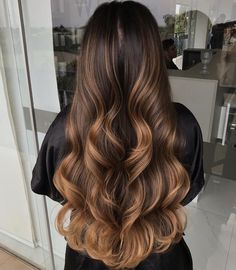 Brunettes With Balayage, Carnal Balayage Brunettes, Caramel Hair Highlights Brunettes, Honey Blonde Balayage With Highlights, Chocolate Honey Hair, Carmel Bayalage Brunette, Carmel Bolyoge, Honey Balayage On Black Hair, Gold Balayage On Dark Hair