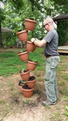 Boho Deck, Herbs Garden, Garden Decor Projects, Old Stuff, Garden Deco, Garden Art Sculptures Diy, Garden Artwork, Garden Art Projects, Vegetable Garden Design