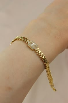 This elegant stainless steel bracelet combines durability with sophistication. Perfect for daily wear, it stands out with its unique design.  With its minimalist and modern design, it complements any outfit perfectly. Comes in a beautiful gift package. Indian Gold Bracelet Designs, Gold Chain Bracelet For Women, Unique Bracelet Design For Women, Gold Bracelet Women, Bracelet Gold Designs For Women, Daily Wear Bracelets For Women Gold, Bracelet For Women Gold, Gold Bracelet Designs, Women Bracelets