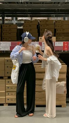 Chinese Summer Fashion, Chinese Summer Outfits, Tokyo Summer Fashion, Tokyo Summer Outfits, Ulzzang Fashion Summer, Japan Summer Outfit, Tokyo Outfits, Blonde And Brunette Best Friends, Mom Daughter Outfits