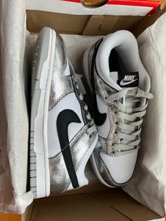 Nike Girl Shoes, Smr Shoes, It Girl Sneakers, Zapatillas Louis Vuitton, Sneakers 2024, Pretty Sneakers, Mode Zara, Jordan Shoes Girls