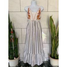 Never Worn, Just Doesn’t Fit! Perfect Dress For The Summer (Like Taking Pictures In A Sunflower Field) Boho Chic Dress, Sunflower Field, Xs Dresses, Modest Dresses, Taking Pictures, Chic Dress, Dresses Xs, Perfect Dress, Day Dresses