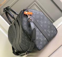 Black flower leather is Italian A-grade leather. The quality, hardware, fabric, handwork, oil edge, A-grade production, the picture is consistent with the product, and a full set of packaging.

 Size: 45x27x20CM Louis Vuitton Yayoi Kusama, Louis Vuitton Keepall 45, Keepall 45, Louis Vuitton Capucines, Large Cosmetic Bag, Lv Purse, Lv Shoes, Medium Handbags, Shoulder Strap Bag