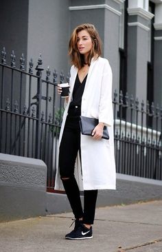 Love everything except the white doctors lab coat coat. Minimalist Moda, Weekend Mode, The Sartorialist, Minimalist Street Style, Black And White Outfit, Mode Tips, Elegante Y Chic, Instagram Baddie, Streetwear Mode