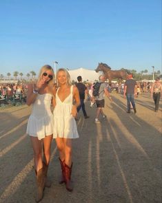 Country Festival Aesthetic, Railbird Festival Outfit, Folk Concert Outfit Summer, County Concert Outfit Summer, Godly Fashion, Country Thunder Outfits, Stampede Outfit, Vestidos Country, Country Festival Outfit