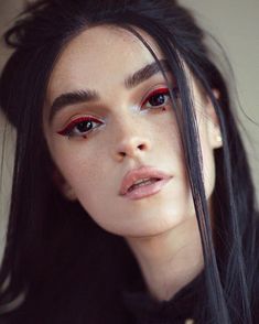 How To Do Contouring, Eyeliner Wing, Eyeliner Stickers, Makeup Contouring, Red Eyeliner, Red Eye Makeup, Makeup Icons, Beauty Make-up