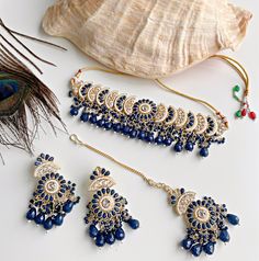 Blue Indian necklace set with earrings and mangtikka. Blue Jewellery Set Indian, Blue Indian Jewelry Sets, Blue Dress Gold Accessories, Blue Indian Jewelry, Blue Necklace Set, Blue Jewelry Set, Indian Bridal Jewelry, Pakistani Bridal Jewelry, Hindu Ceremony