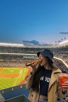 baseball | mlb | baseball game | yankees | yankee stadium | foodie | pic inspo | bucket hat | trench coat Yankees Baseball Game Outfit, New York Yankees Hat Outfit Aesthetic, Yankee Stadium Picture Ideas, Yankee Game Aesthetic, Baseball Park Outfits, Yankee Stadium Aesthetic, Yankees Game Aesthetic