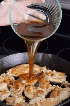 sauce being poured onto a skillet filled with chicken Veggie Risotto, Healty Meals, Chicken Platter, Garlic Chicken Thighs, Chicken Thighs Dinner, Honey Garlic Chicken Thighs, Easy Chicken Recipe, Honey Garlic Chicken, How To Grill Steak