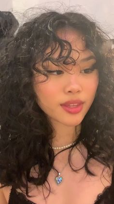 Curly Haired Girl Aesthetic, Jessiemaealonzo Hair, Dark Feminine Aesthetic Curly Hair, Curly Hair Tiktok Videos, Blasian Girl, Curly Brown Hair Girl Aesthetic, Heart Shaped Face, Sza Aesthetic Curly Hair