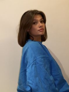 Short Hair To Shoulder, Bob Haircut Before After, Light Brown Hair Short Bob, Italian Short Hair, Cute Short Brown Hair, Unstyled Bob, 90s Short Bob Round Face, Clavicle Haircut, Short Haircut Brunette